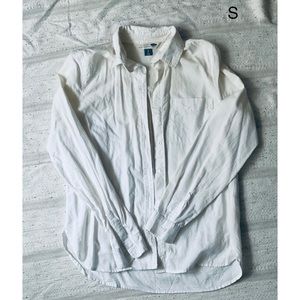 Classic style linen button down shirt